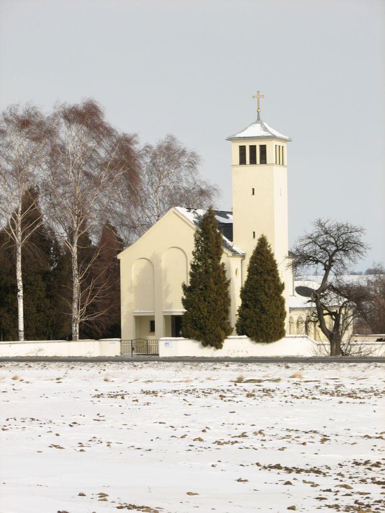 Kostel Narození svatého Jana Křtitele a pomník obětí fašismu (Skrochovice) 1